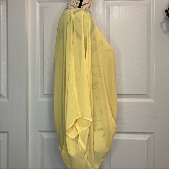 Bisou Bisou Sheer Cropped Wide Bell Sleeve Too - Picture 4 of 11